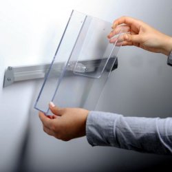 Brochureholder i akryl til A4 - vghngt med 2 rum