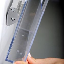 Brochureholder i akryl til M65- vghngt med 3 rum