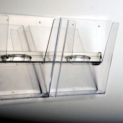 Brochureholder i akryl til A4 - vghngt med 2 rum